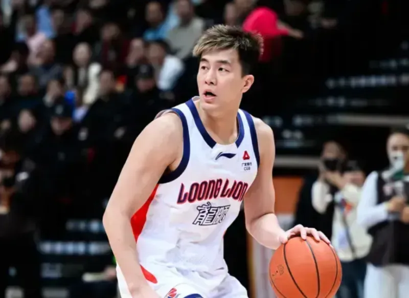 米切尔：我们还不清楚郭艾伦伤情，和球员们强调要去关心他