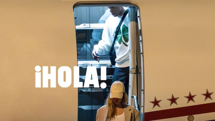 开云体育-姆巴佩被拍到与26岁绯闻女友走下私人飞机，两人在巴黎共度数日