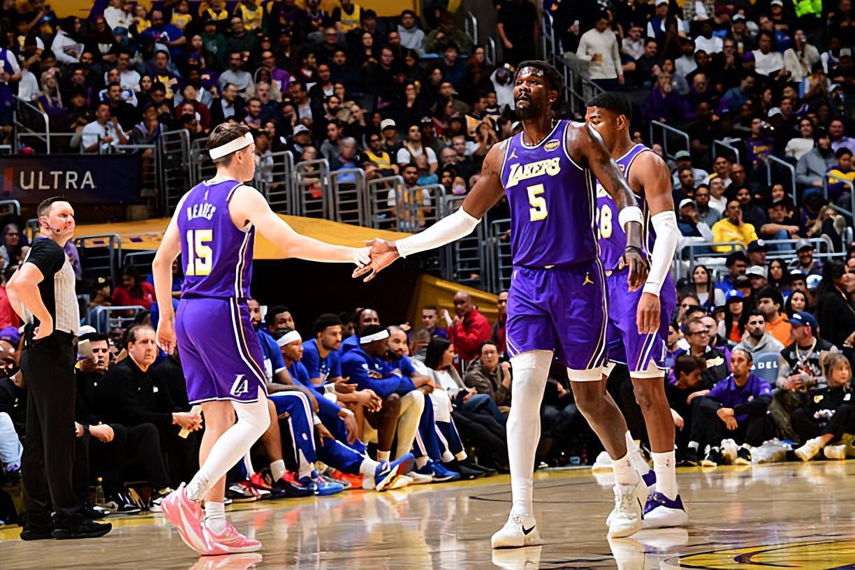 kaiyun Sports-被恩比德各种打爆！湖人先发中锋突然间在防守端失去了自信心？