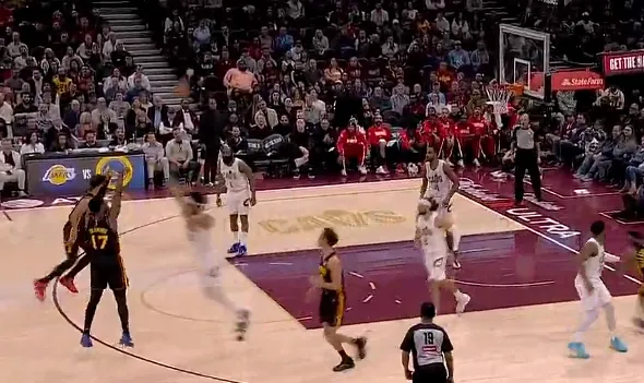 开云综合娱乐-奥孔古接手递手传球三分命中，老鹰领先骑士到两位数分差